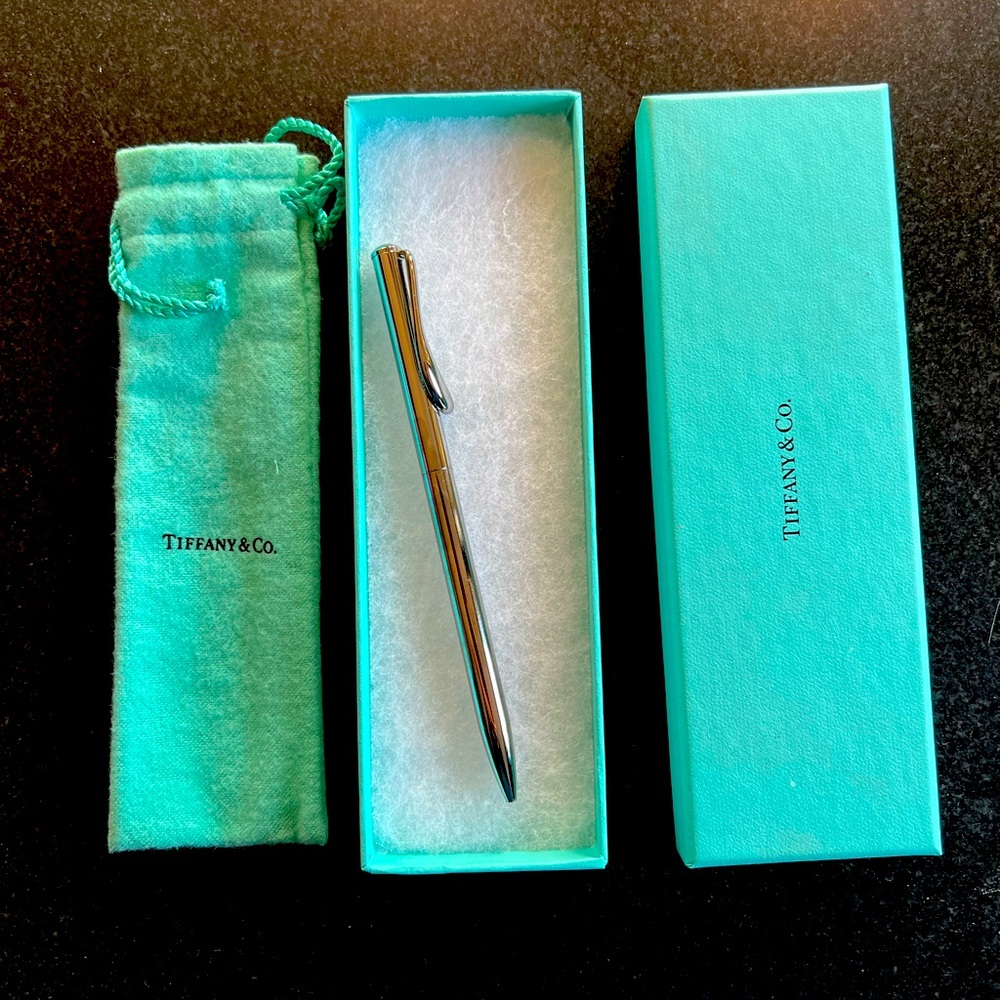 Tiffany Pen. Elsa Peretti retractable ballpoint pen in sterling silver.